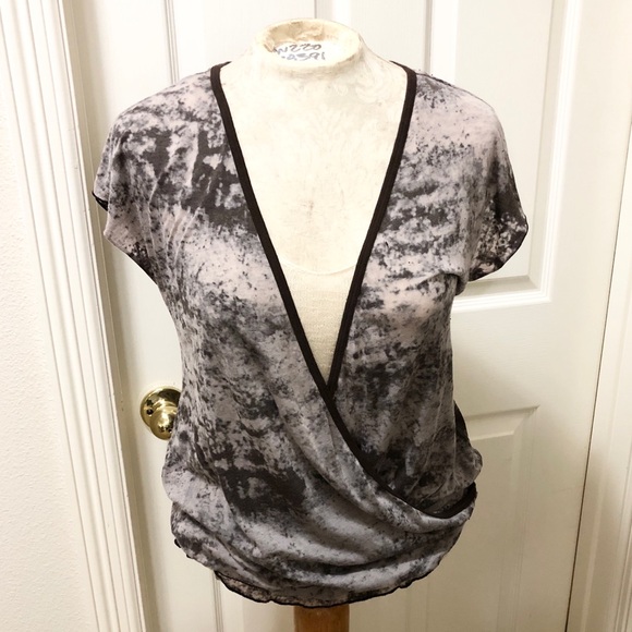 Mandy Moore Mblem S/S Sheer Burnout Open-Front Top - Picture 2 of 14